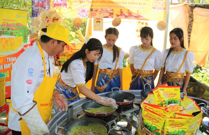 VIDEO: Hấp dấp &ldquo;v&ograve;ng quay b&aacute;nh x&egrave;o&rdquo; kh&ocirc;ng d&ugrave;ng dầu mỡ ở C&agrave; Mau - Ảnh 9.