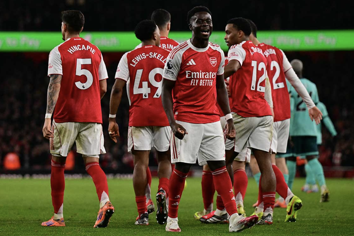 Bi kịch "đại gia" London: Arsenal về nh&igrave;, Tottenham rớt hạng - Ảnh 1.