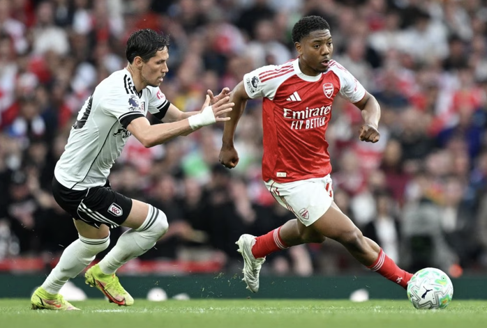 Bukayo Saka b&ugrave;ng nổ trận derby, Arsenal đ&egrave; bẹp Fulham ở London - Ảnh 1.