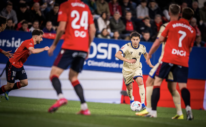 Lewandowski ghi b&agrave;n quyết định, Barcelona tiến s&aacute;t ng&ocirc;i v&ocirc; địch La Liga - Ảnh 2.