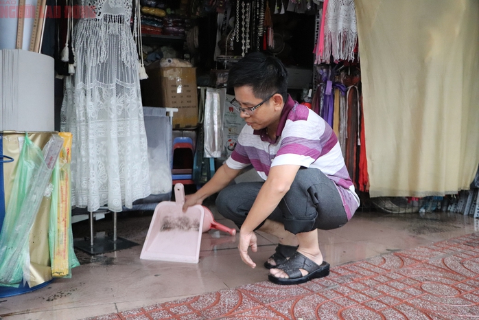 Xe trượt ầm ầm, r&aacute;c bủa v&acirc;y chợ Thủ Đức sau cơn mưa - Ảnh 5.