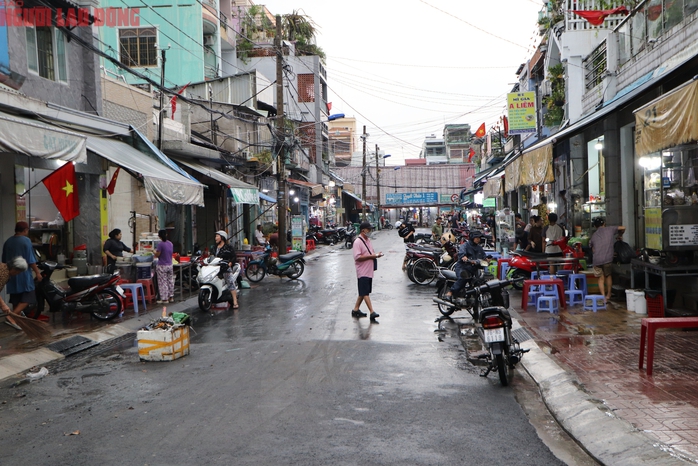 Xe trượt ầm ầm, r&aacute;c bủa v&acirc;y chợ Thủ Đức sau cơn mưa - Ảnh 8.