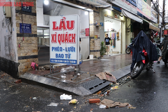Xe trượt ầm ầm, r&aacute;c bủa v&acirc;y chợ Thủ Đức sau cơn mưa - Ảnh 9.