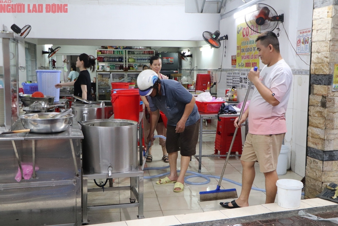 Xe trượt ầm ầm, r&aacute;c bủa v&acirc;y chợ Thủ Đức sau cơn mưa - Ảnh 10.