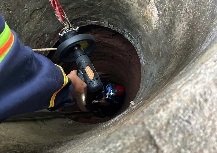 Căng thẳng giải cứu người đàn ông rơi xuống giếng sâu 35 m giữa rẫy - Ảnh 1.