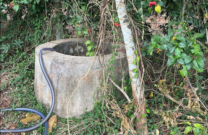 Căng thẳng giải cứu người đàn ông rơi xuống giếng sâu 35 m giữa rẫy - Ảnh 2.