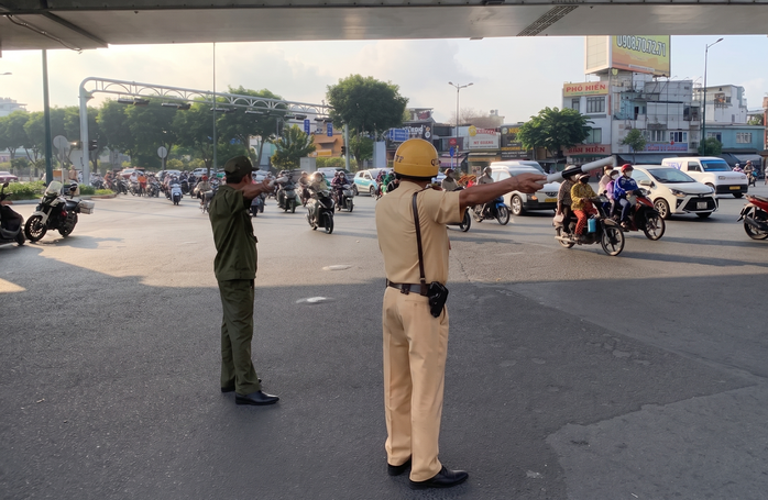 CSGT TPHCM t&uacute;c trực s&aacute;ng sớm đến khuya muộn đ&oacute;n người d&acirc;n quay lại th&agrave;nh phố - Ảnh 2.