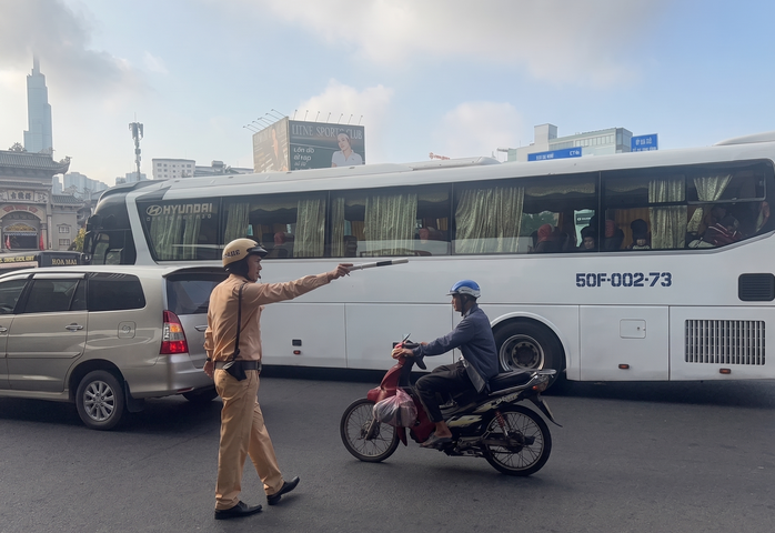 CSGT TPHCM t&uacute;c trực s&aacute;ng sớm đến khuya muộn đ&oacute;n người d&acirc;n quay lại th&agrave;nh phố - Ảnh 3.