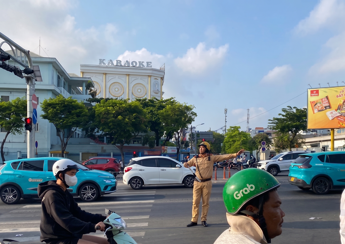 CSGT TPHCM t&uacute;c trực s&aacute;ng sớm đến khuya muộn đ&oacute;n người d&acirc;n quay lại th&agrave;nh phố - Ảnh 1.