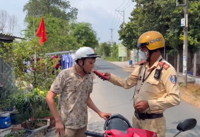 CSGT TPHCM tăng cường xử l&yacute; nồng độ cồn, bắn tốc độ ở cửa ng&otilde; T&acirc;y Bắc  - Ảnh 1.