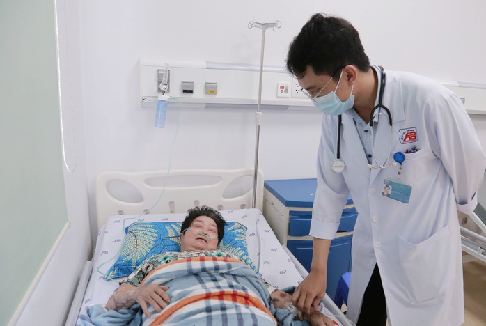 Bị m&egrave;o nh&agrave; cắn, người phụ nữ phải thở m&aacute;y - Ảnh 2.