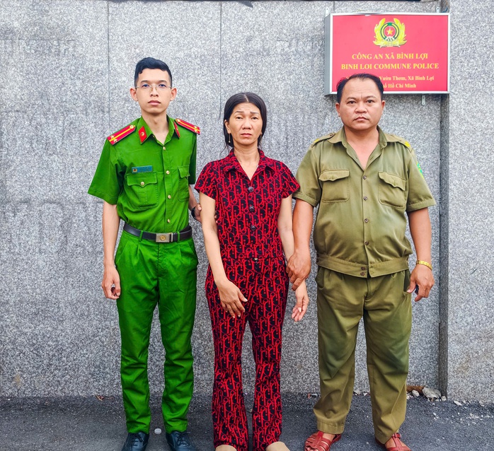 Phá nhanh vụ giật 352 tờ vé số ở xã Bình Lợi, TPHCM - Ảnh 1.