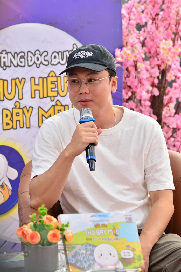 Gặp gỡ họa sĩ truyện tranh "best seller" Huỳnh Th&aacute;i Ngọc với truyện "Thỏ bảy m&agrave;u&hellip;"  - Ảnh 1.
