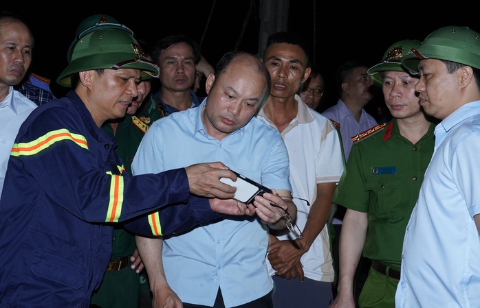 Sạt lở tại khu vực mỏ đá, 1 người chết, 2 người đang bị vùi lấp - Ảnh 2.