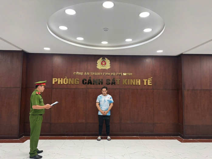 Công an TPHCM đồng loạt khám xét 3 địa điểm, bắt một chủ hộ kinh doanh - Ảnh 1.