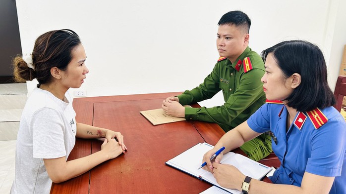 Triệt phá đường dây buôn bán nước hoa "khủng" giả mạo các thương hiệu nổi tiếng thế giới - Ảnh 3.