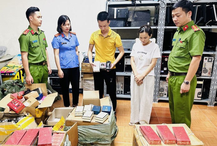 Triệt phá đường dây buôn bán nước hoa "khủng" giả mạo các thương hiệu nổi tiếng thế giới - Ảnh 2.