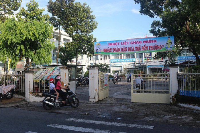 H&agrave;ng chục người nhập viện sau khi d&ugrave;ng thức ăn tại một trường học ở Đồng Th&aacute;p - Ảnh 1.