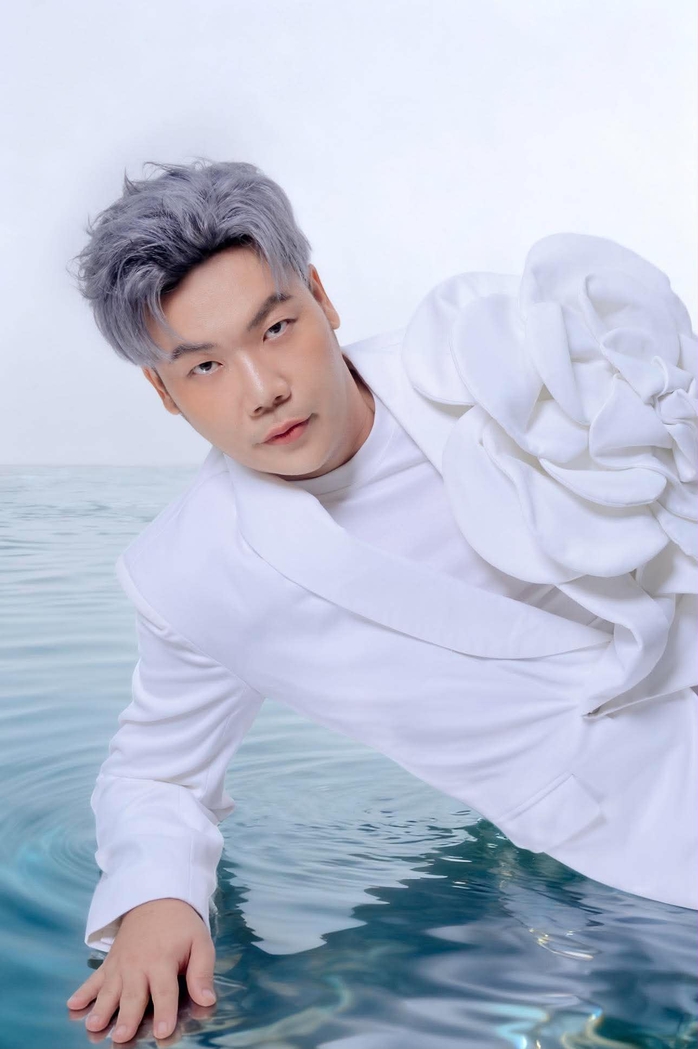Ca sĩ Quốc Đại ph&aacute;t h&agrave;nh 2 phi&ecirc;n bản MV ph&aacute;t h&agrave;nh 2 phi&ecirc;n bản MV "C&acirc;u vọng cổ t&igrave;m vợ" - Ảnh 2.