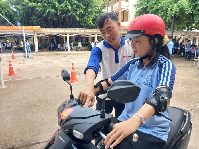 Gần 2.000 học sinh lớp 10 ở Tây Ninh được tập huấn lái xe an toàn - Ảnh 1.