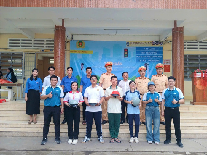 Gần 2.000 học sinh lớp 10 ở Tây Ninh được tập huấn lái xe an toàn - Ảnh 2.