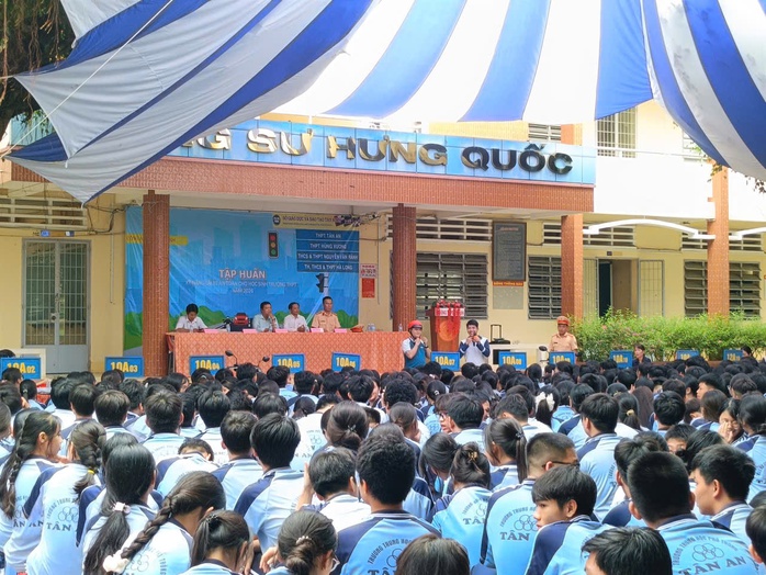 Gần 2.000 học sinh lớp 10 ở Tây Ninh được tập huấn lái xe an toàn - Ảnh 3.