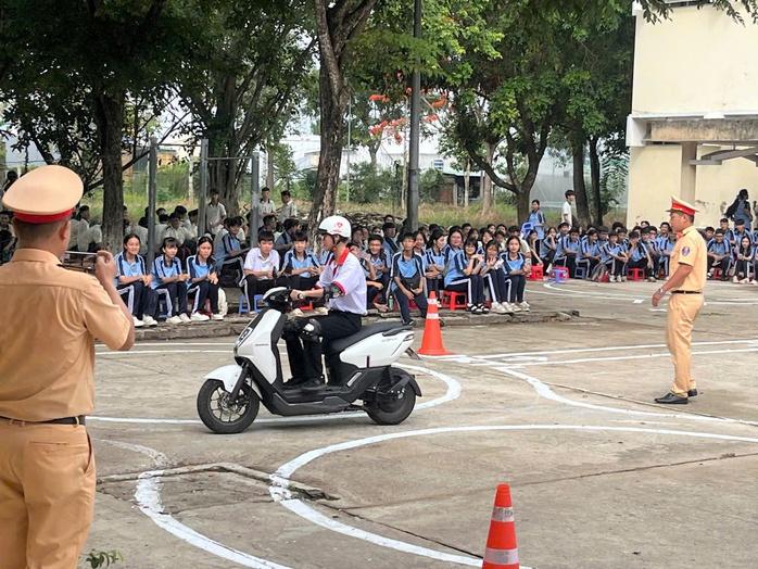 Gần 2.000 học sinh lớp 10 ở Tây Ninh được tập huấn lái xe an toàn - Ảnh 6.