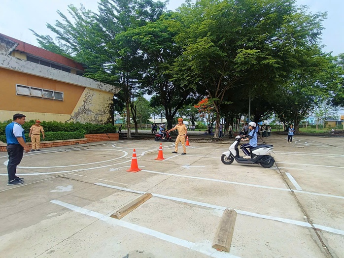 Gần 2.000 học sinh lớp 10 ở Tây Ninh được tập huấn lái xe an toàn - Ảnh 8.