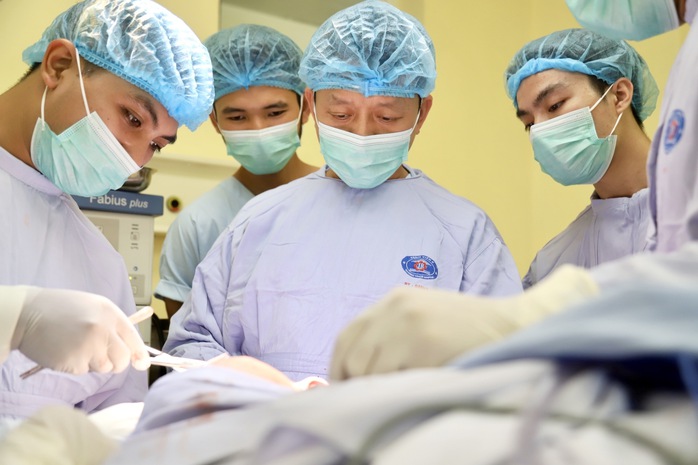 Điều bất ngờ với thiếu niên mang khối u vùng mặt, không có 2 triệu nhập viện - Ảnh 2.