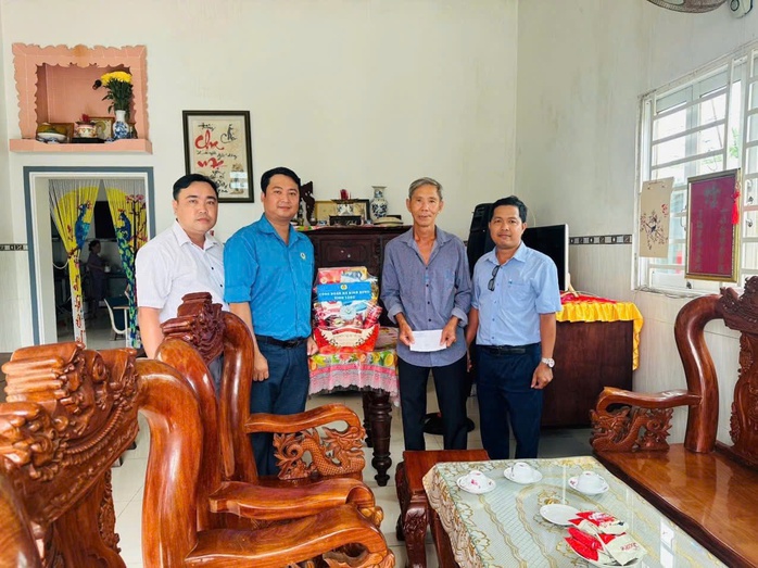 Công đoàn xã Bình Hưng, TPHCM: Chăm lo đoàn viên bị tai nạn lao động - Ảnh 3.