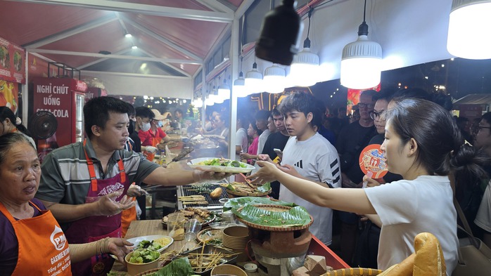 Đà Nẵng khai mạc lễ hội ẩm thực quy mô lớn bên bãi biển - Ảnh 2.