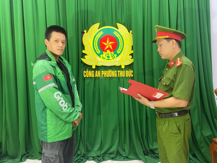 C&ocirc;ng an phường Thủ Đức xử l&yacute; vụ thanh ni&ecirc;n đ&aacute;nh người giữa đường Kha Vạn C&acirc;n - Ảnh 1.