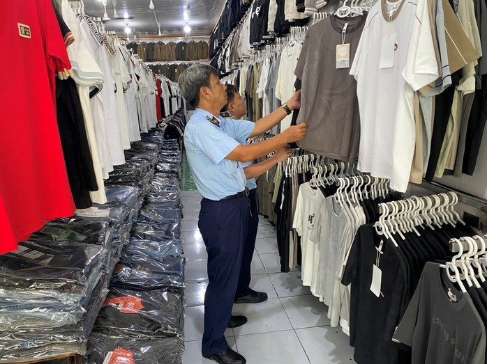 Hàng giả bày bán công khai, Chi cục Quản lý thị trường TPHCM nói đã làm ngày, làm đêm - Ảnh 2.