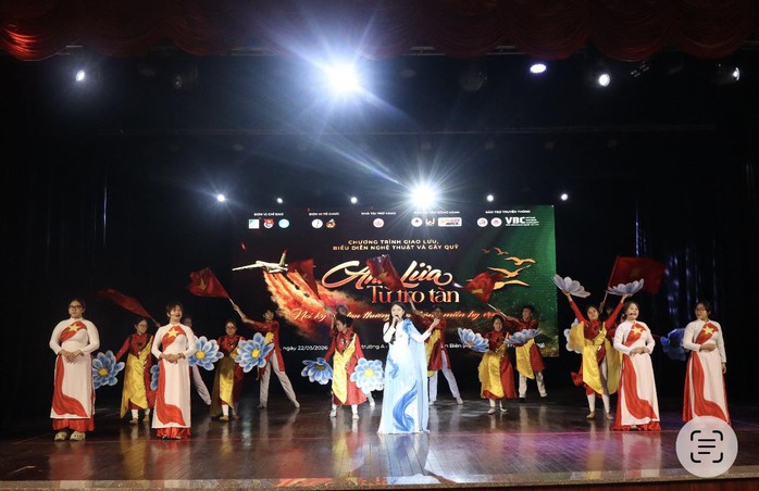 NSƯT đạo diễn Hoàng Duẩn dồn sức cho chương trình nghệ thuật "Ánh lửa từ tro tàn" - Ảnh 4.