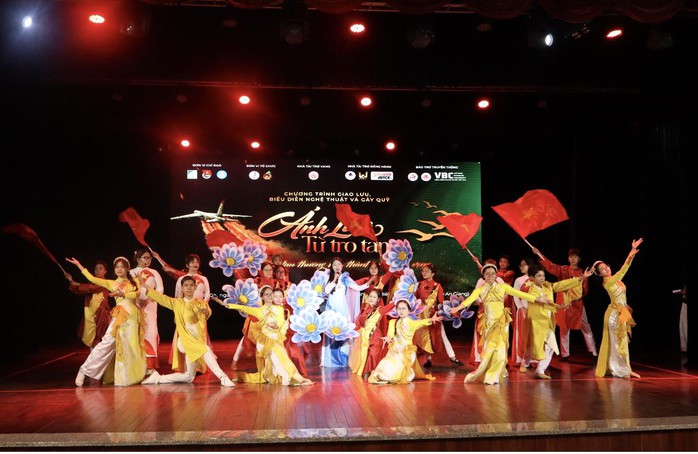 NSƯT đạo diễn Hoàng Duẩn dồn sức cho chương trình nghệ thuật "Ánh lửa từ tro tàn" - Ảnh 1.