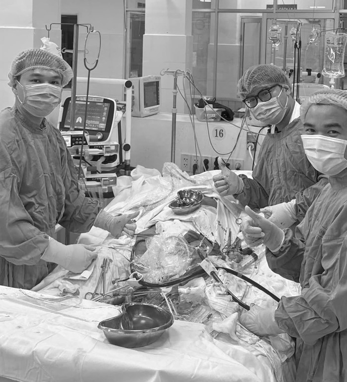 Cứu kịp thời người đàn ông biến chứng sốc tim nhờ kỹ thuật ECMO - Ảnh 1.