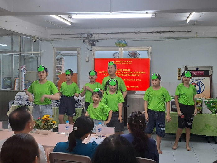 Phường Xuân Hòa thăm, làm việc và tặng quà các đơn vị chăm sóc, giáo dục trẻ em đặc biệt - Ảnh 5.