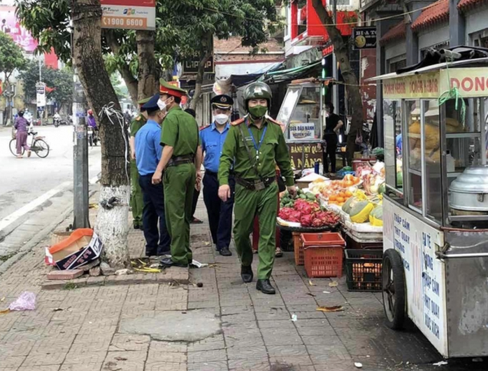 Hà Nội đề xuất tăng phạt lấn chiếm vỉa hè , lòng đường năm 2026 - Ảnh 1. Hà Nội đề xuất tăng phạt lấn chiếm vỉa hè , lòng đường năm 2026 - Ảnh 1.