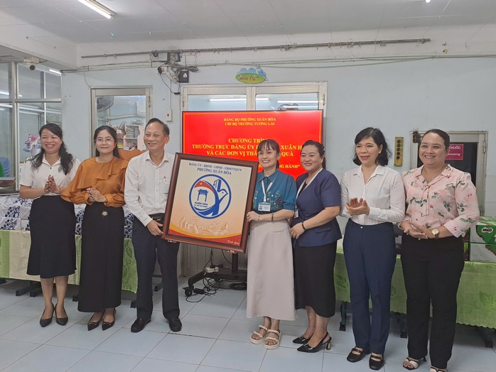 Phường Xuân Hòa thăm, làm việc và tặng quà các đơn vị chăm sóc, giáo dục trẻ em đặc biệt - Ảnh 10.