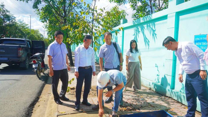 Phó Chủ tịch UBND TPHCM Bùi Minh Thạnh kiểm tra tại Khu xử lý chất thải tập trung Tóc Tiên - Ảnh 1.