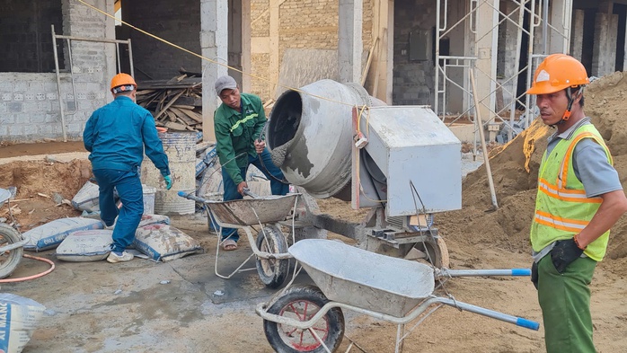 Thiếu nhân công dự án trường liên cấp tại A Lưới gây khó khăn cho tiến độ thi công - Ảnh 1. Thiếu nhân công dự án trường liên cấp tại A Lưới gây khó khăn cho tiến độ thi công - Ảnh 1.