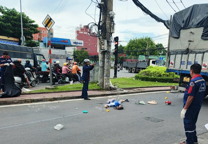 Tai nạn giao thông TPHCM: Người phụ nữ bán vé số tử vong thương tâm - Ảnh 2. Tai nạn giao thông TPHCM: Người phụ nữ bán vé số tử vong thương tâm - Ảnh 2.