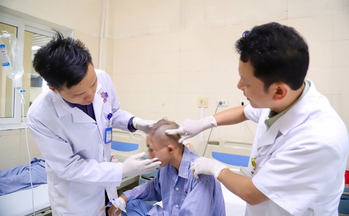 Điều bất ngờ với thiếu niên mang khối u vùng mặt, không có 2 triệu nhập viện - Ảnh 1.