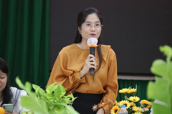 Phường Xuân Hòa thăm, làm việc và tặng quà các đơn vị chăm sóc, giáo dục trẻ em đặc biệt - Ảnh 8.