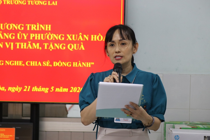 Phường Xuân Hòa thăm, làm việc và tặng quà các đơn vị chăm sóc, giáo dục trẻ em đặc biệt - Ảnh 6.