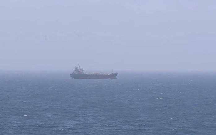 Mỹ lên tàu dầu Iran “kiểm tra”, eo biển Hormuz nóng rực - Ảnh 1. Mỹ lên tàu dầu Iran “kiểm tra”, eo biển Hormuz nóng hực - Ảnh 1.