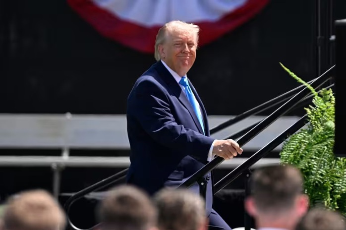 Ông Trump dọa tấn công Iran chớp nhoáng, Iran tuyên bố không đầu hàng - Ảnh 1.