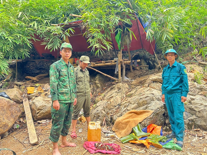 Cận cảnh hoạt động vàng tặc tại A Lưới: Lực lượng chức năng truy quét gắt gao - Ảnh 3. Cận cảnh hoạt động vàng tặc tại A Lưới: Lực lượng chức năng truy quét gắt gao - Ảnh 3.