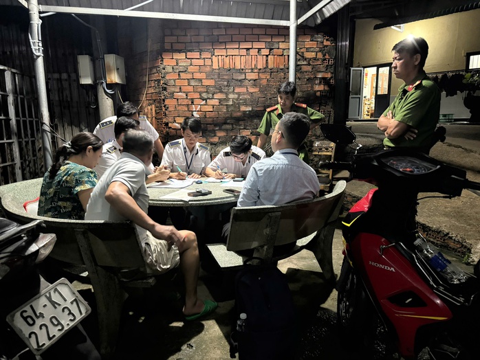 TPHCM phát hiện cơ sở giết mổ gia cầm trái phép lúc gần 3 giờ sáng - Ảnh 3. TPHCM phát hiện cơ sở giết mổ gia cầm trái phép lúc gần 3 giờ sáng - Ảnh 3.