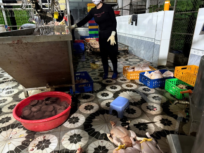TPHCM phát hiện cơ sở giết mổ gia cầm trái phép lúc gần 3 giờ sáng - Ảnh 2. TPHCM phát hiện cơ sở giết mổ gia cầm trái phép lúc gần 3 giờ sáng - Ảnh 2.
